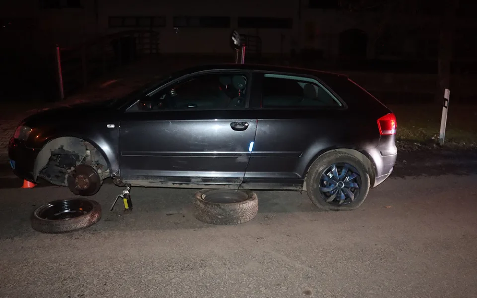 Policie hledá svědky noční nehody v Litovli. Neznámý člověk od poškozeného vozu Audi utekl