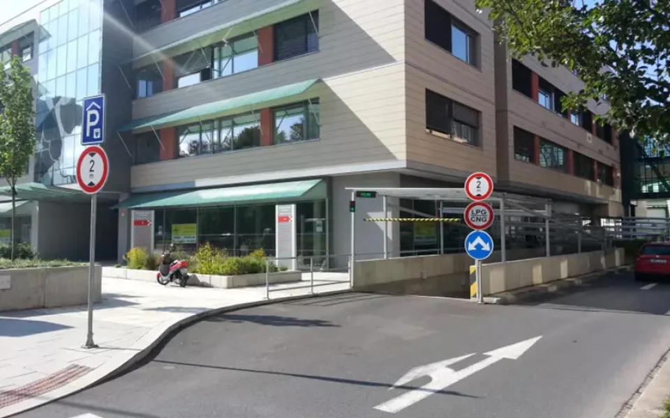 Vjezd do podzemního parkoviště u budovy Namiro