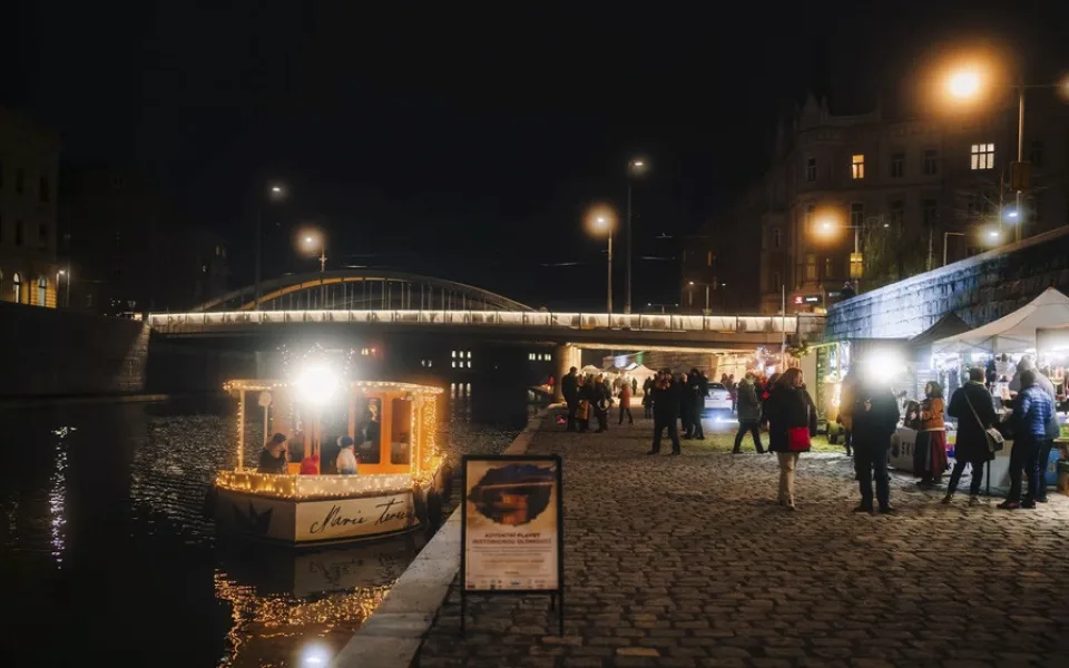 Středověký advent na olomoucké náplavce. Vánoční trhy u řeky lákají na historický rodinný program