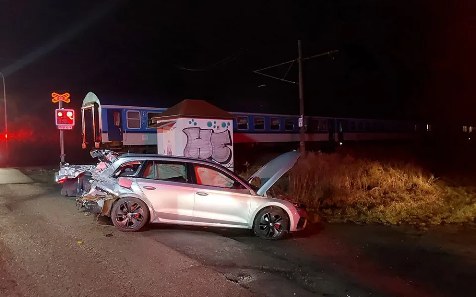 Rychlík se na přejezdu v Prostějově střetl s osobním autem, hasiči evakuovali 12 cestujících