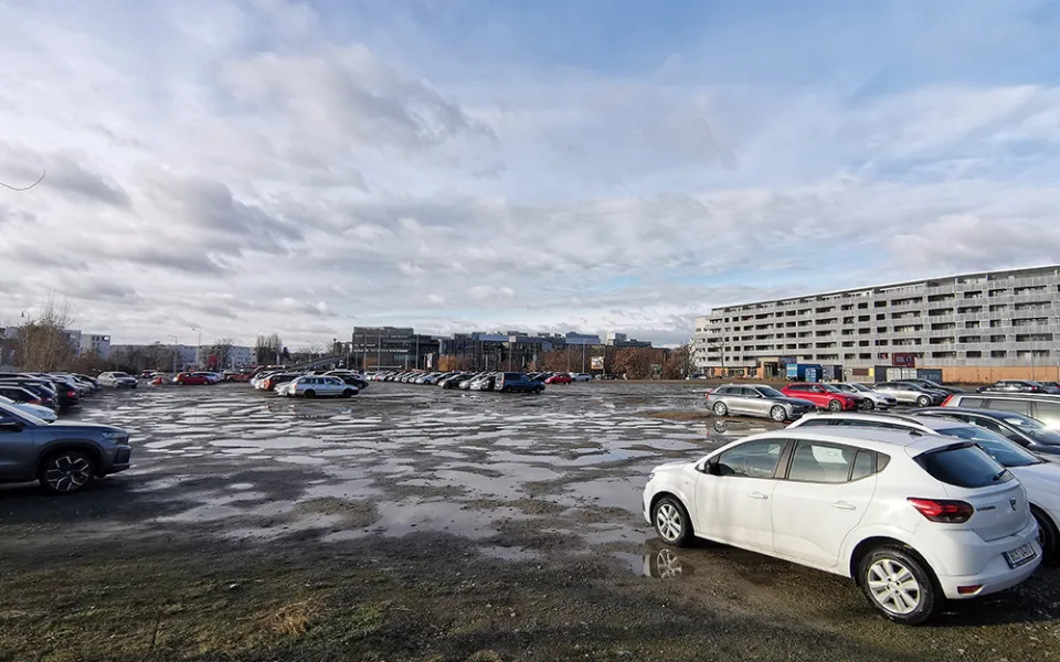 Plocha parkoviště u Galerie Šantovka v Olomouci, kde je v plánu rozsáhlá výstavba