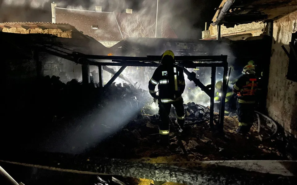 VIDEO: Noční požár poničil dům ve Štěpánově, dva lidé utrpěli zranění