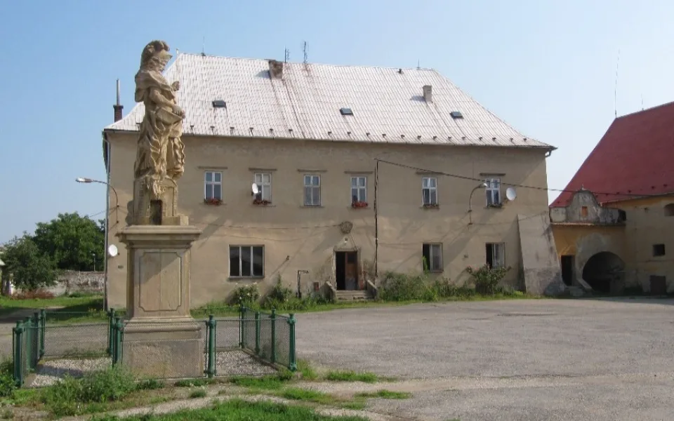 Skrbeň,_tvrz