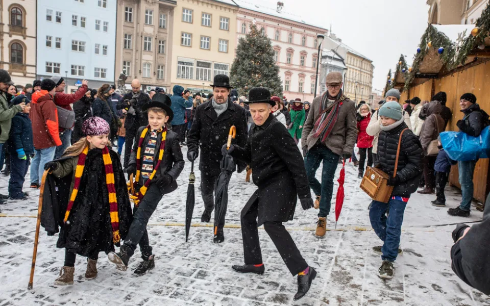 Sníh švihlochodce nezastavil. Olomoucí se propletl bláznivý pochod