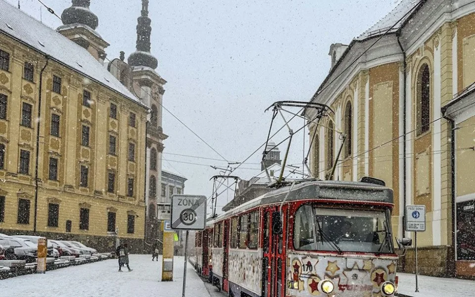 Vánoční soupravy z Olomouce opět zazářily v oblíbené anketě o nejhezčí vánoční tramvaj. Získaly bronz