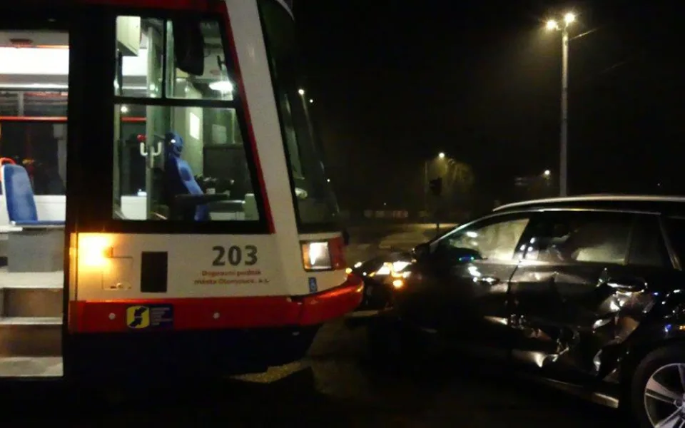 Mladík bez řidičáku vjel v Olomouci s autem pod tramvaj. Odhad škody činí čtvrt milionu
