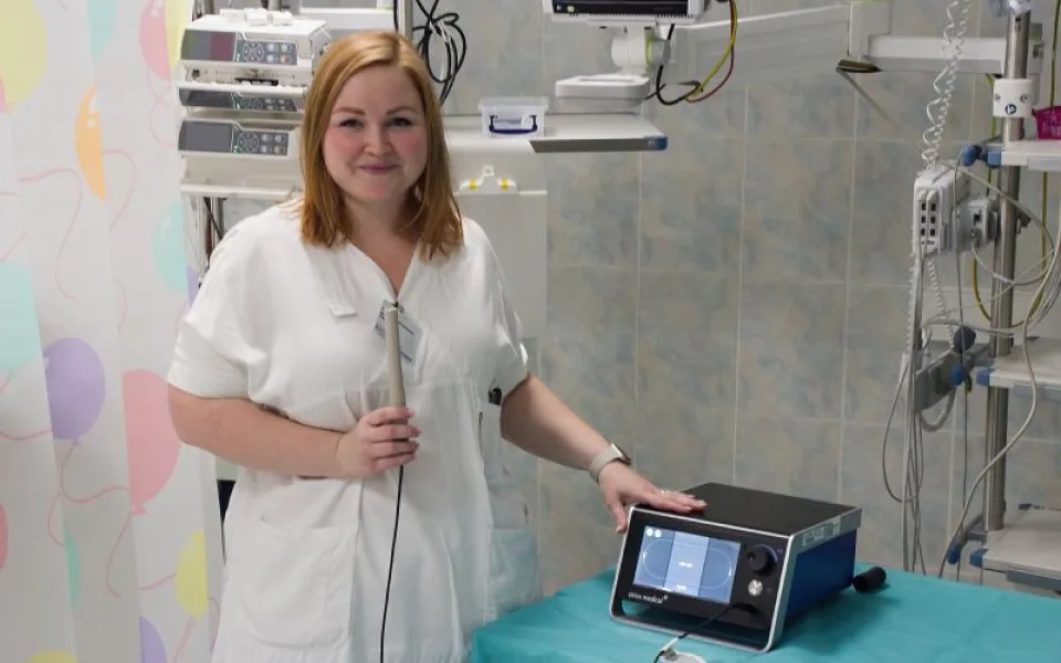 Lékařka Kateřina Zatloukalová obsluhuje v přerovské nemocnici lokalizační marker Sirius Pintuition.