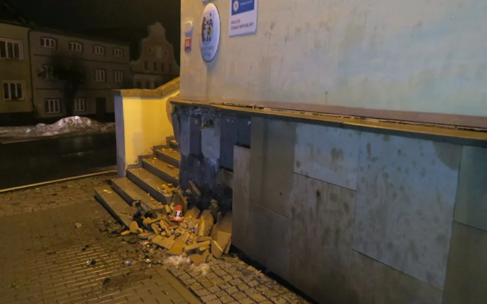 Divoká jízda ve Starém Městě. Opilý mladík naboural do budovy radnice a poničil i dřevěnou tabuli opodál