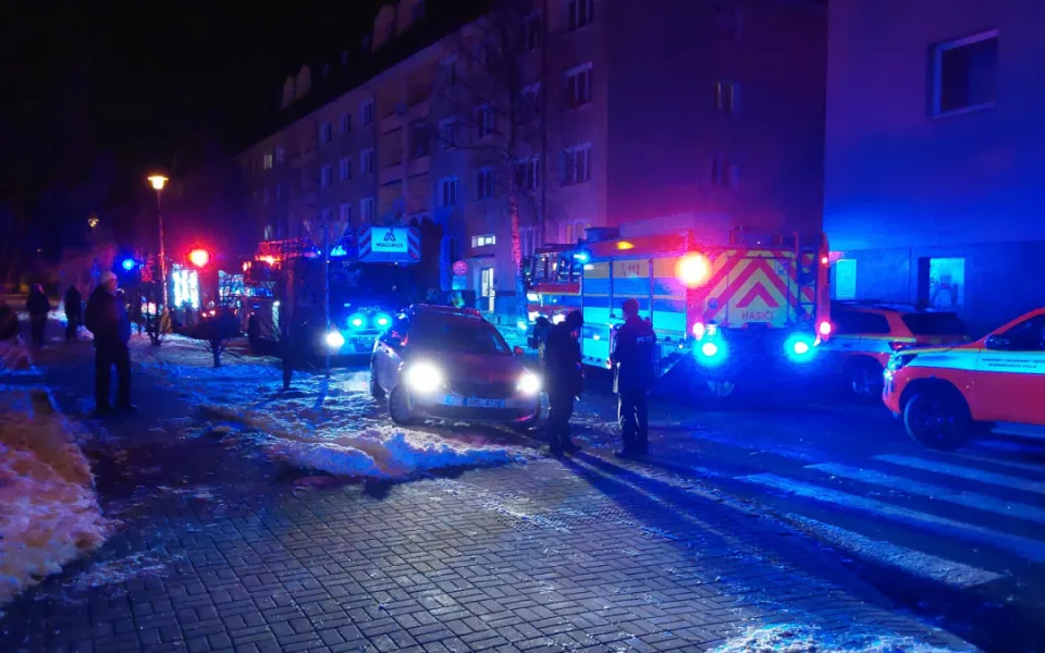 Z hořícího bytu v Zábřehu hasiči zachránili sedm osob. Jeden člověk má popáleniny druhého stupně
