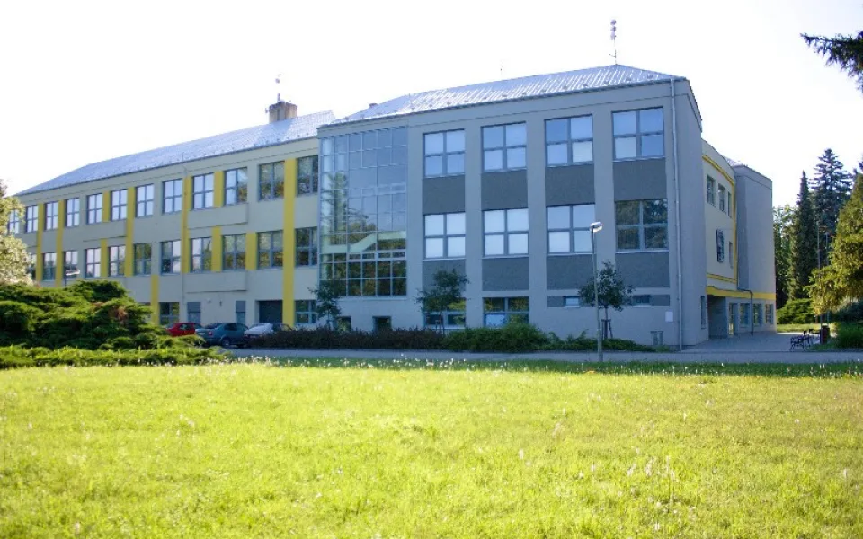 Kriminalisté vyšetřují pád dívky z okna základní školy na Prostějovsku. Zasahovala letecká záchranka