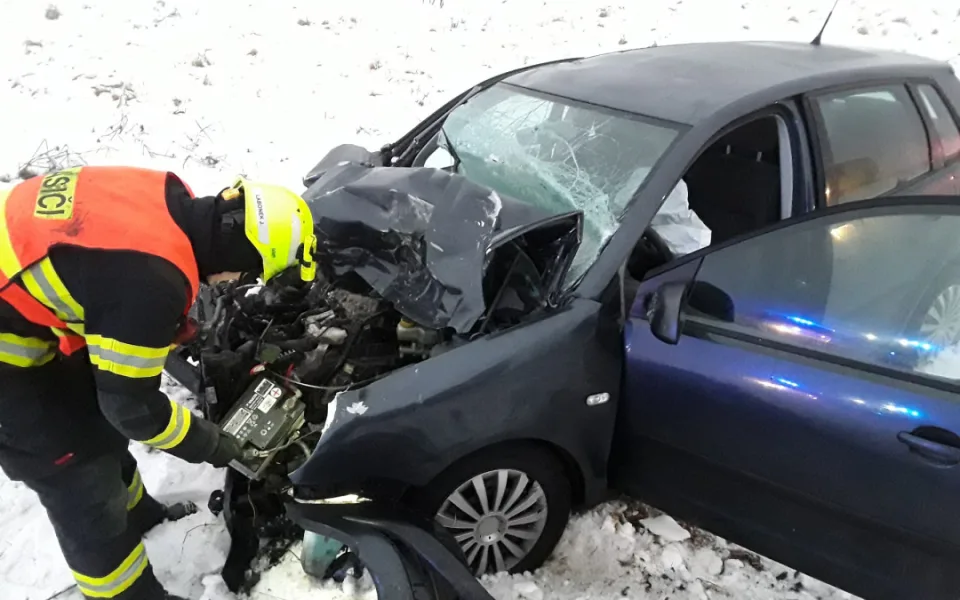 Vážná nehoda u Horní Loděnice, řidiče odvezla záchranka. Omezení v dopravě budou celé dopoledne