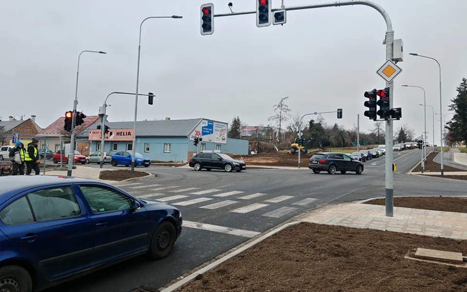 Na vytížené křižovatce u vodojemu v Olomouci se rozběhly semafory. Řidiče pobouřilo delší čekání