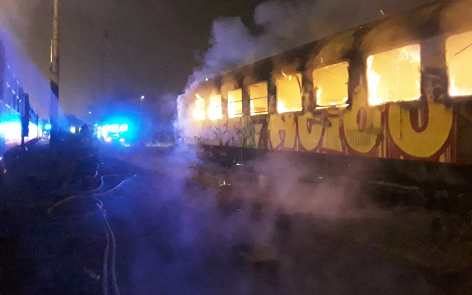 Na odstavném kolejišti v Přerově hořely dva osobní vagony. Kdo je zapálil, zjišťují vyšetřovatelé