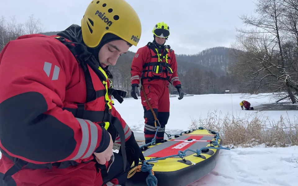 Z ledu pomůže do bezpečí i speciální paddleboard. Cvičně ho prověřili hasiči na Šternbersku