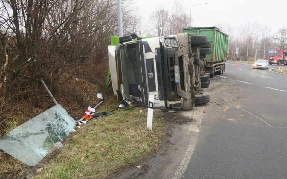 Převrácený kamion s odpadem blokoval kruhový objezd u Hranic. Řidič zůstal zaklíněná v kabině