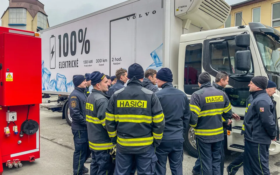 Hasiči v Olomouci zkoumali specifika elektroaut i kamionů. Při zásahu pomůže i speciální konektor