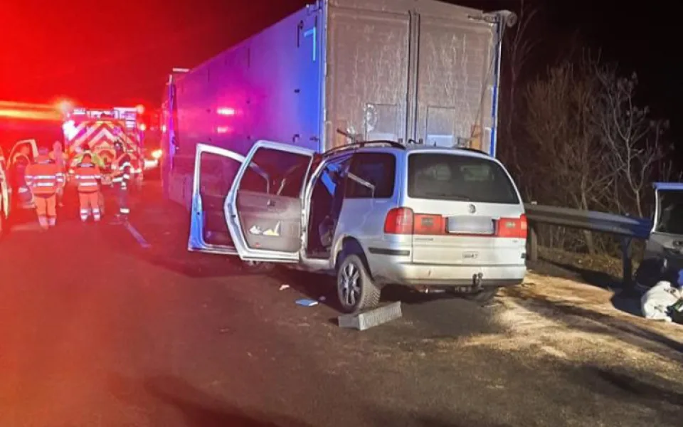 Tragická nehoda zavřela dálnici D46 na Prostějovsku. Osobní auto v noci narazilo do kamionu
