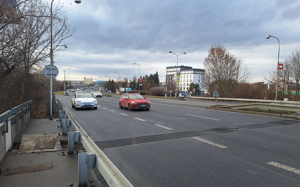 Neplánované omezení na Velkomoravské v Olomouci. ŘSD řeší poškození mostního závěru