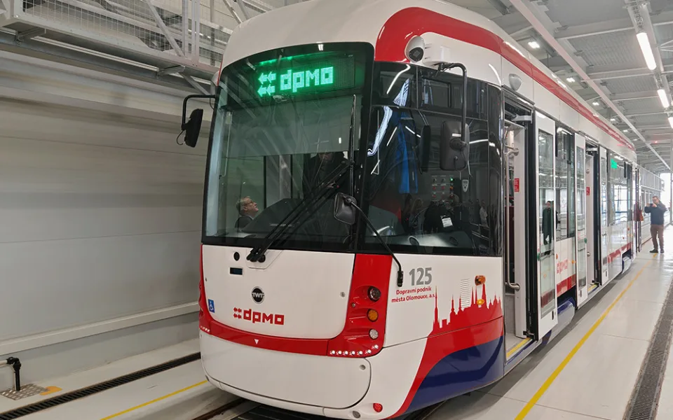 Ochrana před kolizí i viry v interiéru. Do olomouckých ulic vyjede první vůz z flotily nových tramvají