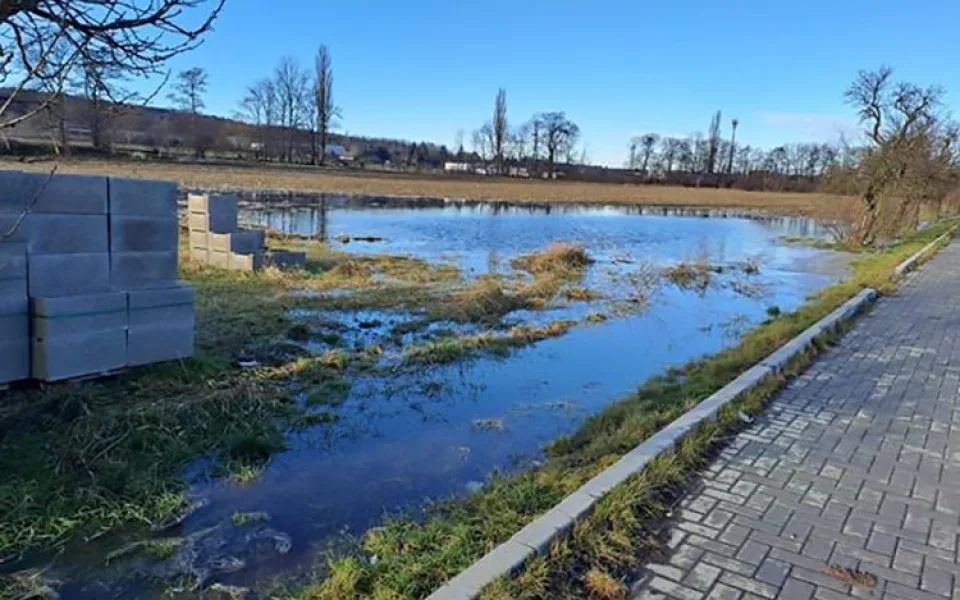 Záplava na okraji Prostějova: firma u potoka nestihla dokončit výkopové práce, u stavidla to nevěděli