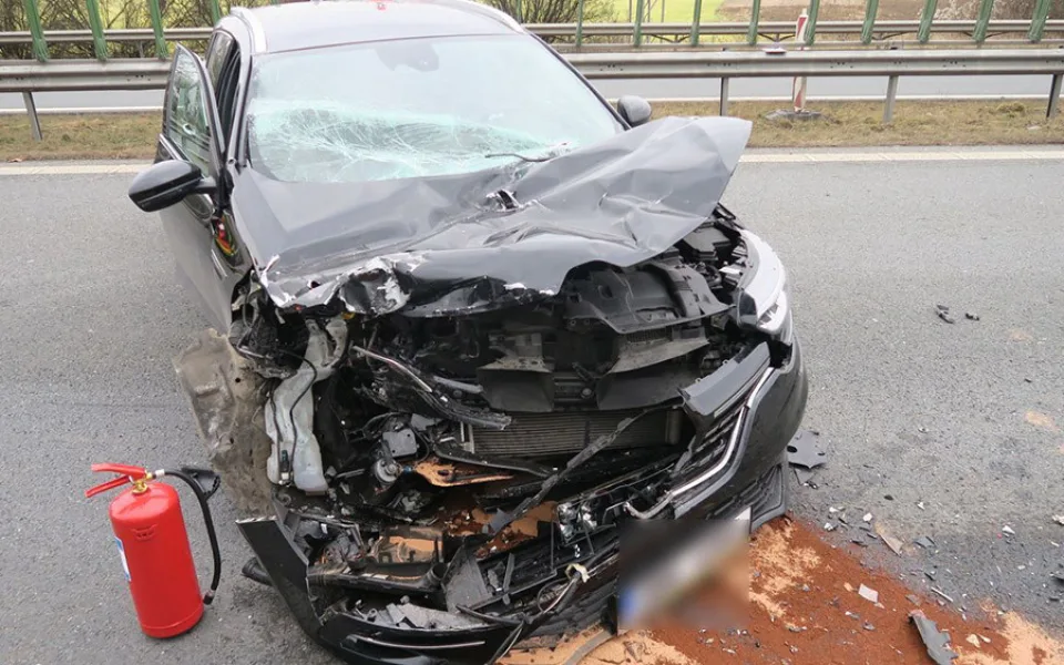 Vážná nehoda zablokovala dálnici D35 u Mohelnice, řidička přes dým nepostřehla brzdění kamionu
