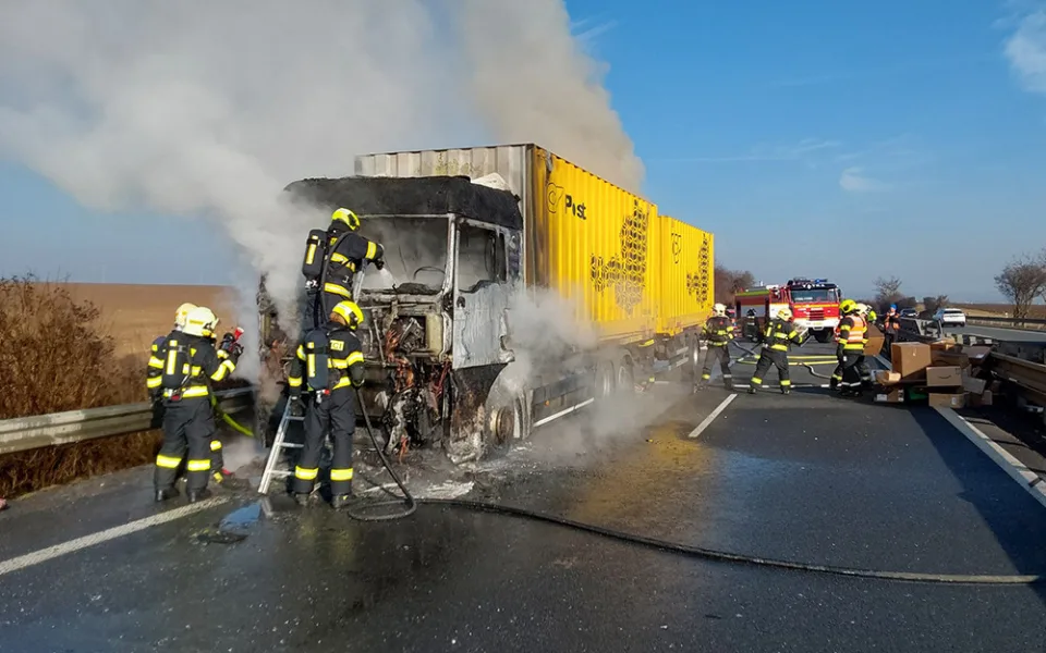 Poštovní kamion na D46 pohltily plameny. Zásah hasičů zavřel tah z Olomouce na Prostějov