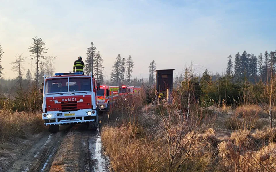 Hasiči ze dvou krajů bojovali s lesním požárem na Šternbersku. Pomáhal i dron s termovizí