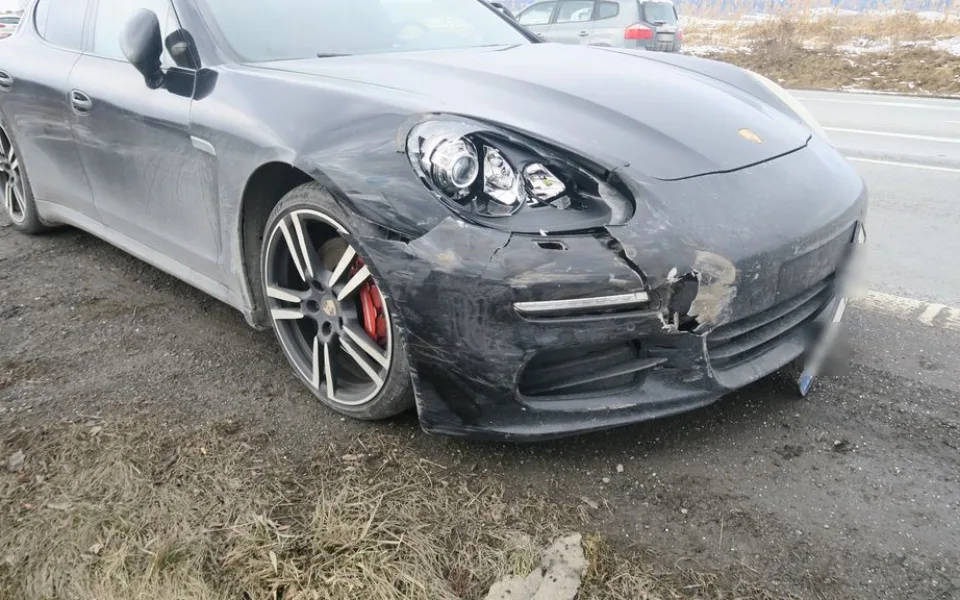 Řidič naboural u Zábřehu Porsche, když nedal přednost. Škoda je kolem 300 tisíc korun