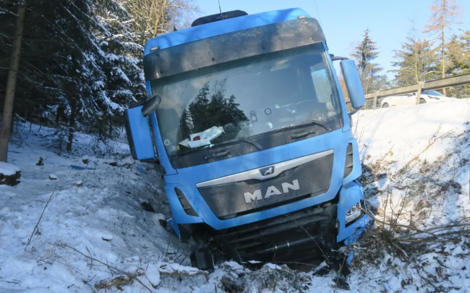 Na Mohelnickém kopci havaroval kamion, do vozíku zasahujících silničářů vzápětí narazilo další auto