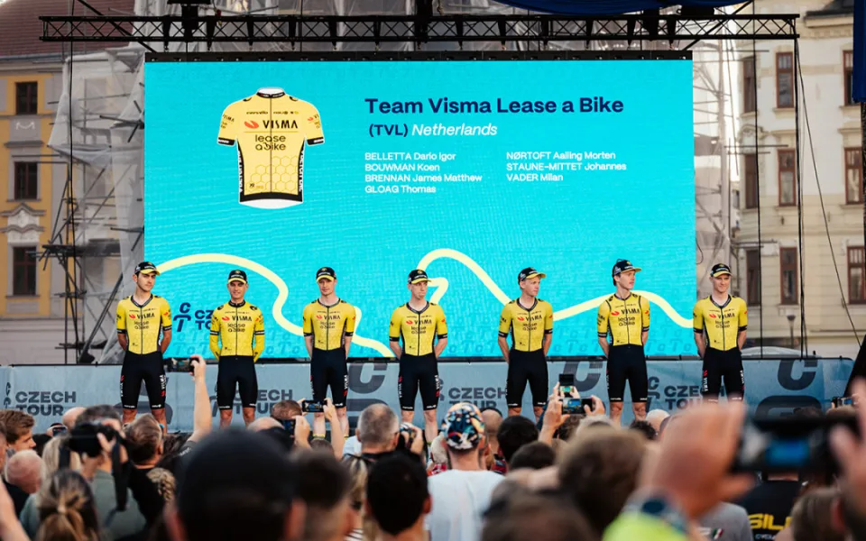 Stáj Visma Lease a Bike na prezentaci týmů v Olomouci - ilustrační foto