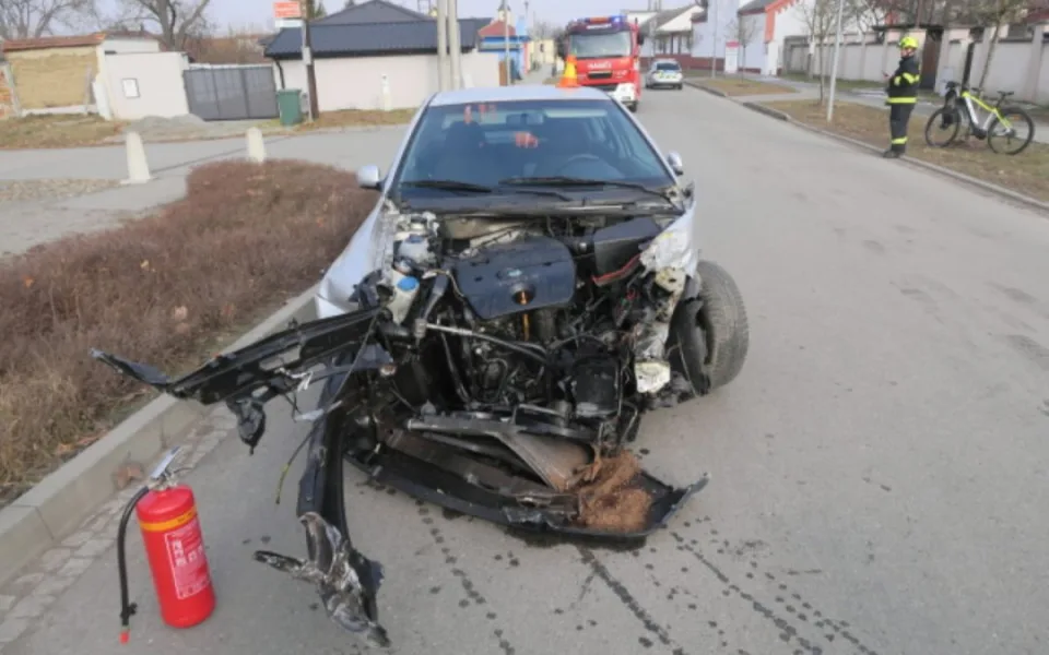 Senior vjel v Bedihošti pod vlak, oslnilo ho slunce. Strojvedoucí si srážky ani nevšiml a zastavil až na nádraží