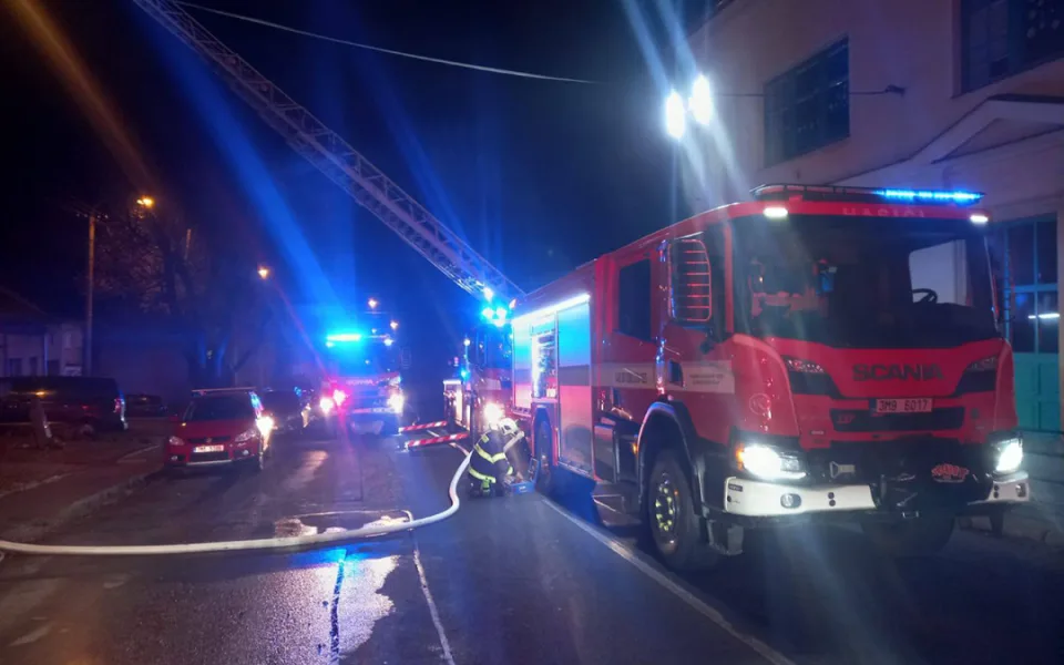 Požár v noci zničil dům v Olomouci-Droždíně, zasahovalo šest jednotek hasičů
