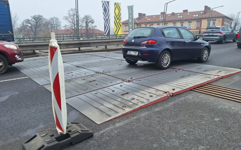 Velkomoravská už bez většího omezení. Poškozený most u Baumaxu zakryly provizorní plechy