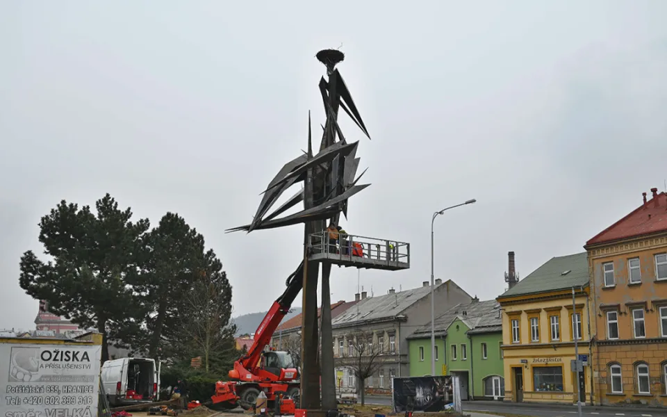 FOTOGALERIE: Čáp pro čápa. Sochař Jan Dostál buduje v Hranicích unikátní kovovou skulpturu