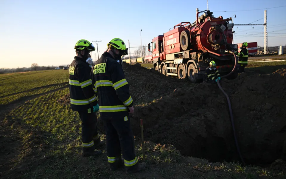 Benzenu v podzemní vodě po havárii cisteren mírně ubylo. Rypadlo u Hustopečí hloubí další sondy