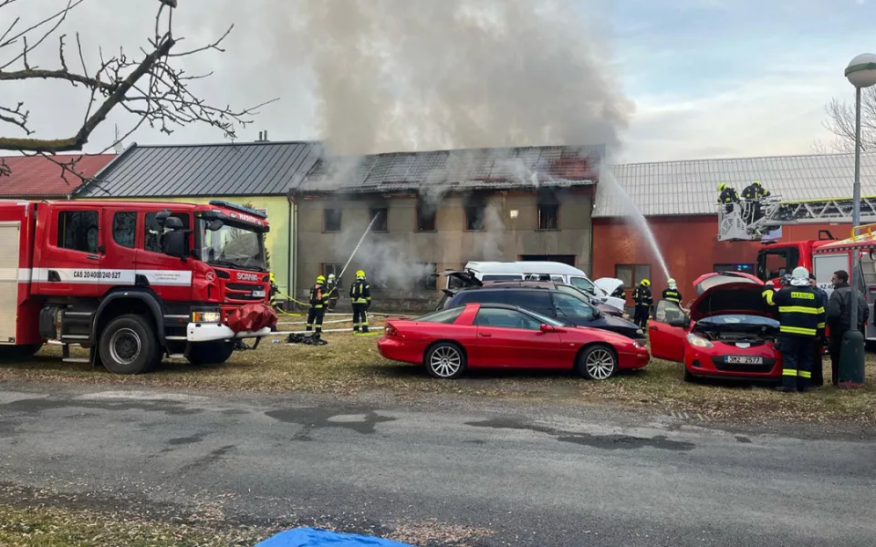 V Blatci na Olomoucku hořel řadový dům, s požárem bojovalo sedm jednotek hasičů
