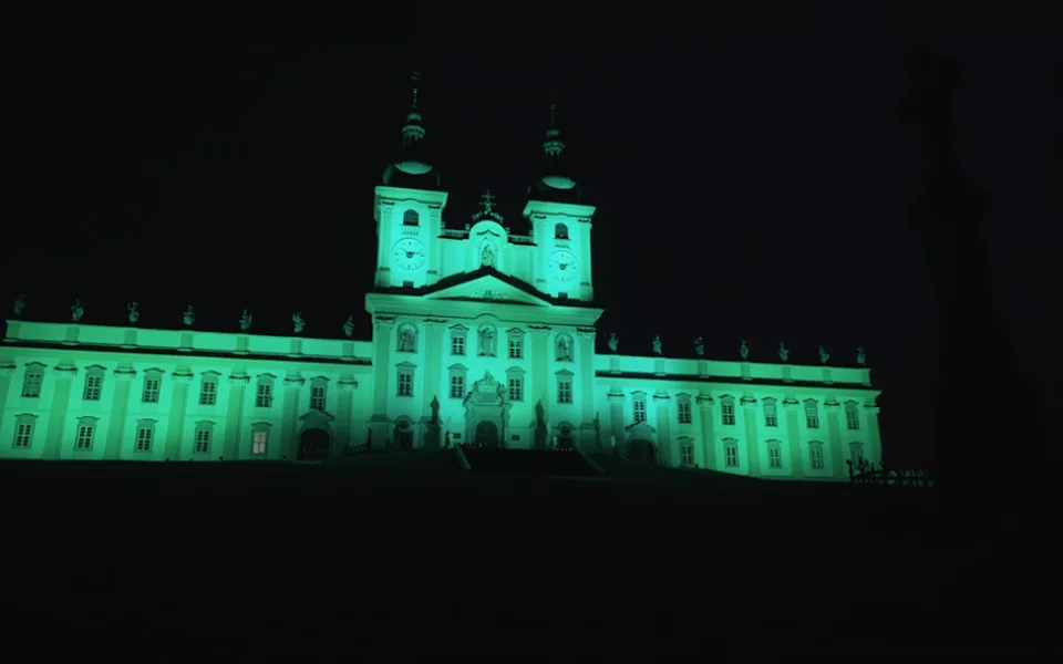 Zeleně nasvícená bazilika zaujala nejen Olomoučany. Efekty upozornily na plíživou nemoc