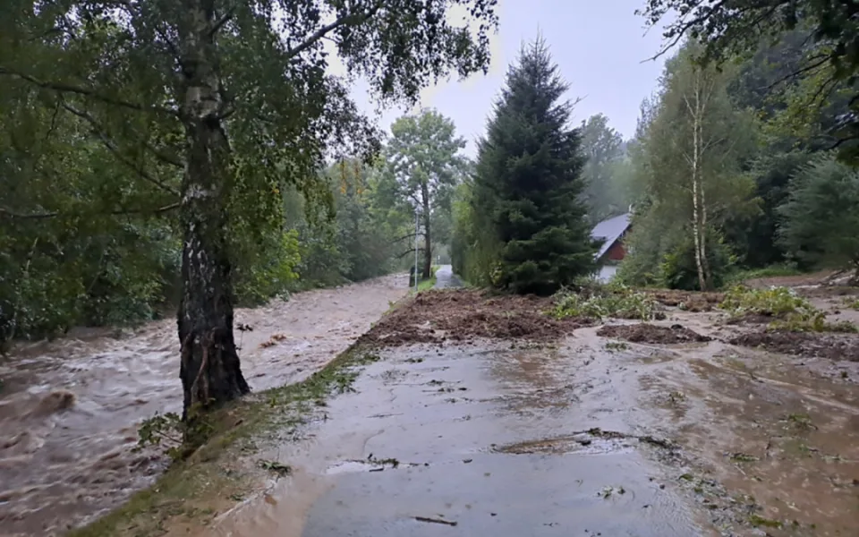 Před půl rokem strhla rozbouřená řeka na Jesenicku auto plné mladých lidí. Dva muži jsou stále nezvěstní
