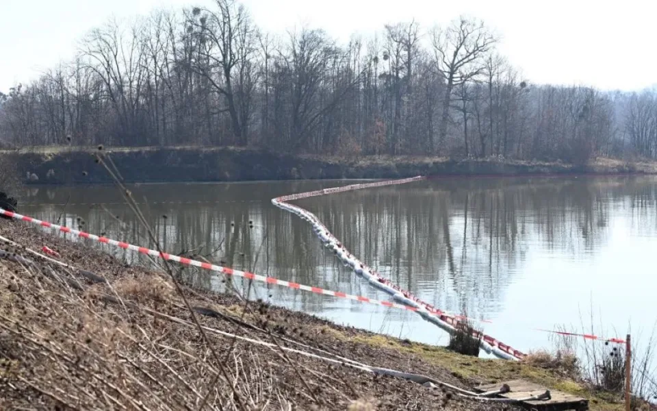 V Hustopečích dnes začne instalace osmimetrových stěn, mají zabránit kontaminaci vody. Ryby jsou zatím v pořádku