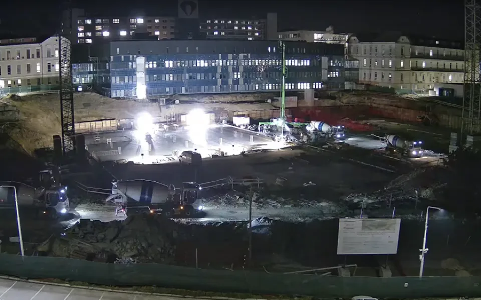 Od rozbřesku do tmy. Stavba obří centrální budovy FN Olomouc běží podle plánu