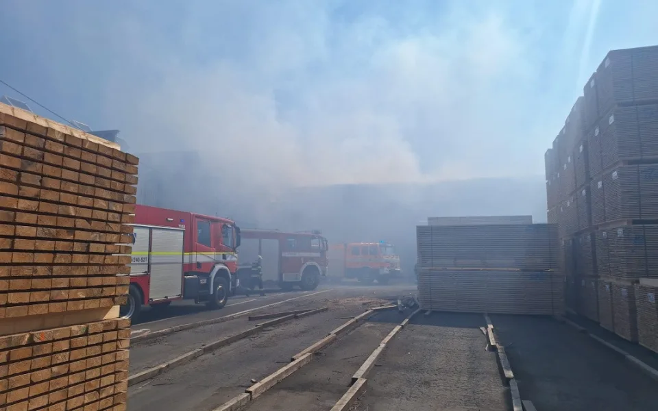 Požár na pile ve Ptení. Hasiči zasahují ve druhém stupni poplachu