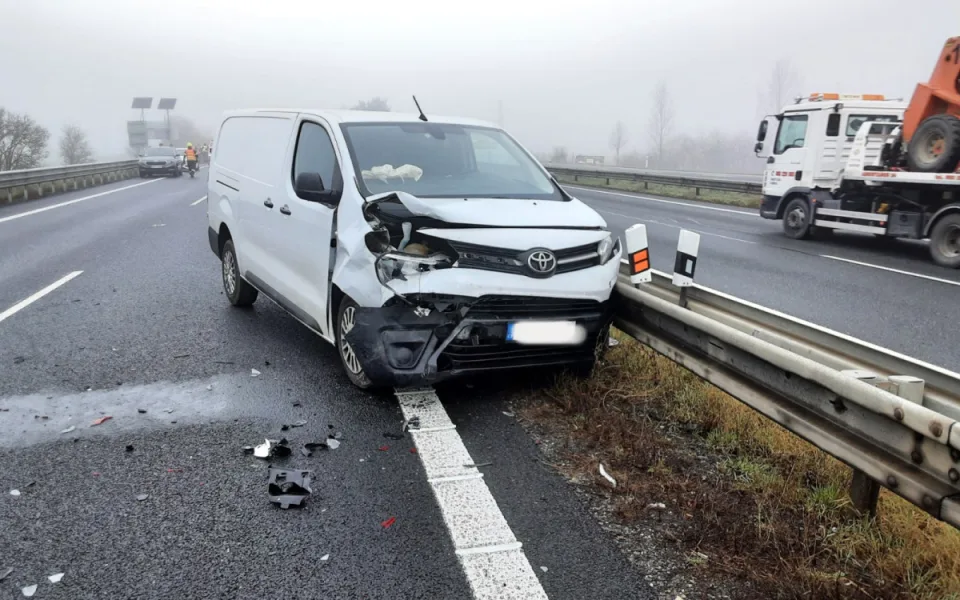 Dálnice D35 u Příkaz byla ve směru do Olomouce uzavřená. V mlze zde havarovalo několik aut