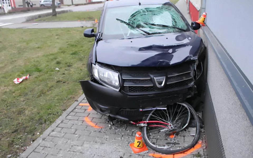 Postarší muž usnul na Prostějovsku za volantem a smetl seniora. Policie hledá svědky