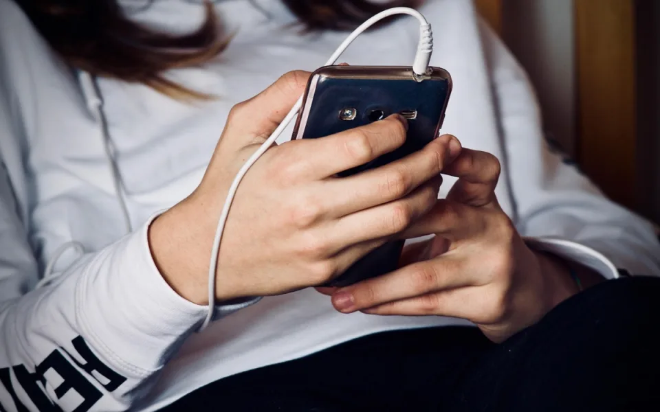 Mobilní telefon ve škole by zakázalo 73 procent učitelů českých základních škol, ukázal průzkum