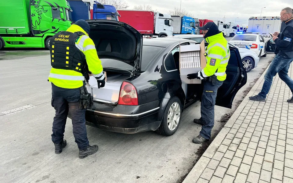 Cizinec pašoval 120 tisíc nezdaněných cigaret, u Olomouce ho chytili celníci