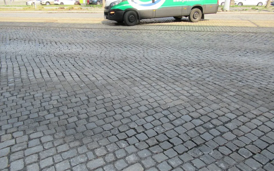 Zákeřný propad silnice v centru Olomouce. Zvlněný úsek se dočká opravy za měsíc