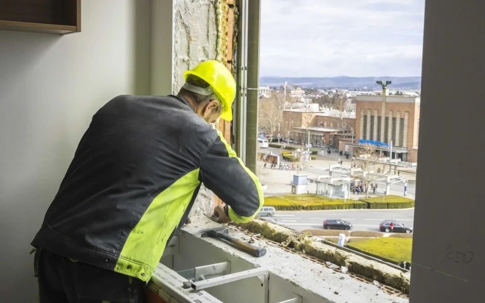 Výměna všech oken i instalace fotovoltaiky. Krajský úřad v Olomouci prochází proměnou