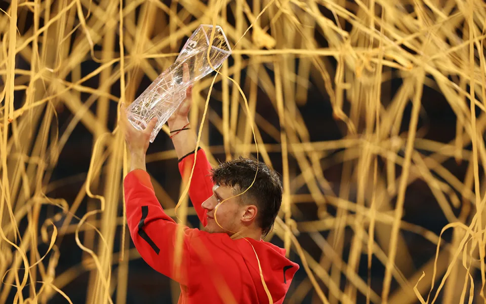 Jakub Menšík se raduje s trofejí na turnaji ATP Masters 1000 v Miami