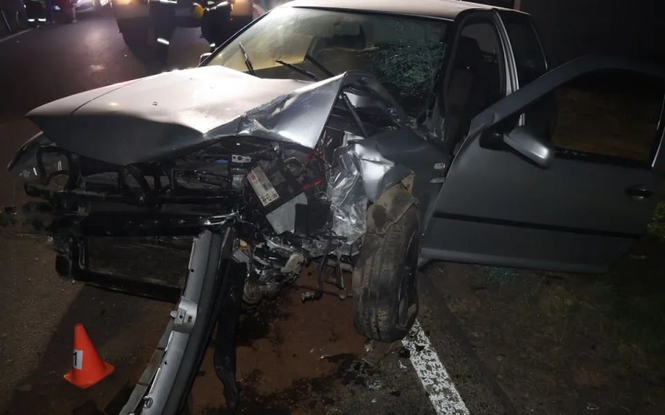 Vážná nehoda u Sukolomi. Golf vletěl do zatáčky a čelně se srazil s mercedesem, řidič skončil v nemocnici