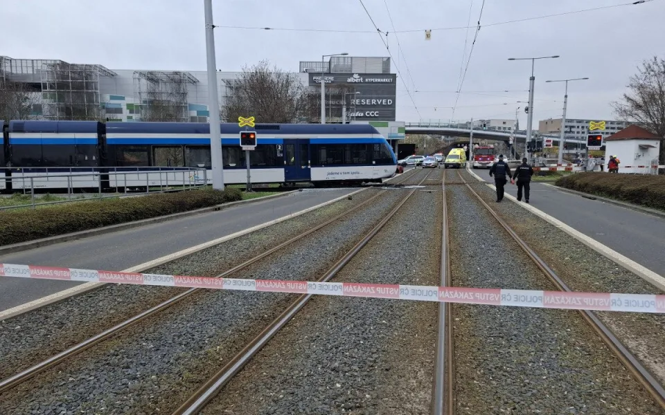U Šantovky na přejezdu vykolejil osobní vlak, tři lidé jsou zranění. Doprava stojí
